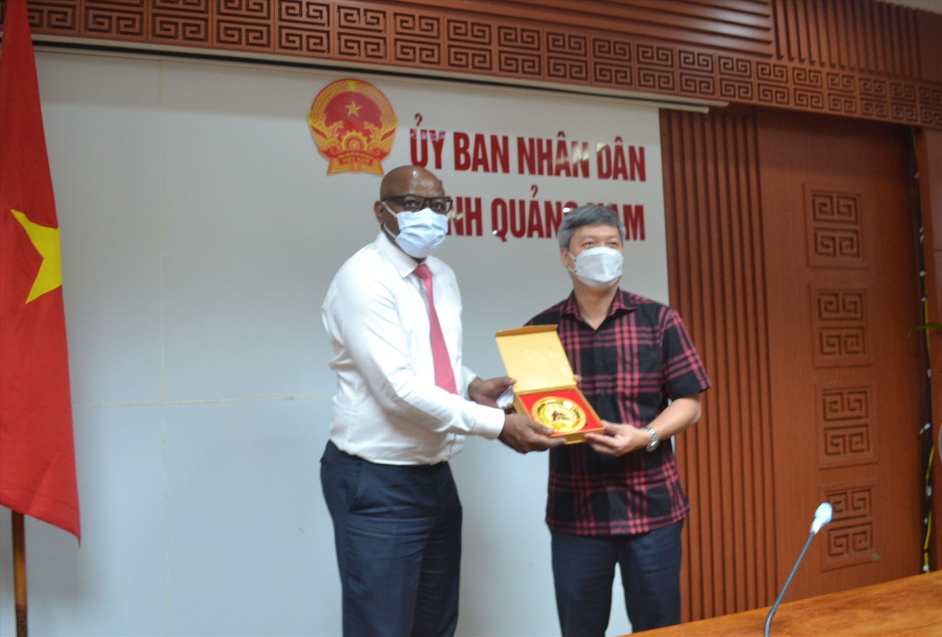 Vice Chairman Buu (R) and FAO Representative in Viet Nam Rémi Nono Womdim