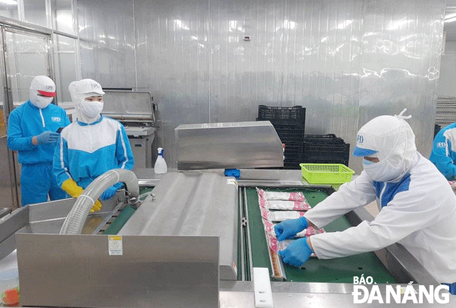 Hoạt động sản xuất tại Công ty CP Xuất nhập khẩu thủy sản miền Trung. Ảnh: KHÁNH HÒA