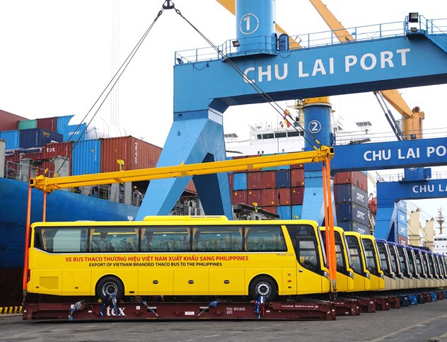 Xe bus Thaco xuất khẩu sang Philippines tại Cảng Chu Lai. Ảnh: N.T.B