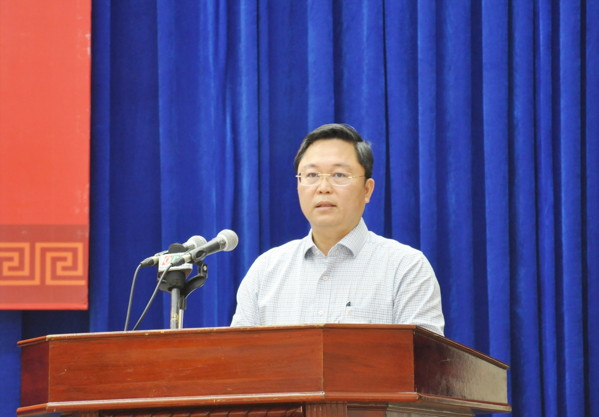 Chủ tịch UBND tỉnh Lê Trí Thanh thông tin đến các đại biểu về kết quả cuộc làm việc, những kiến nghị của Quảng Nam với Thủ tướng Chính phủ và đoàn công tác của Chính phủ vào cuối tháng 3.2022. Ảnh: N.Đ