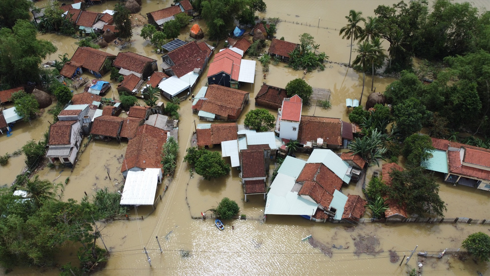 Hàng nghìn ngôi nhà chìm trong nước lũ trong đợt mưa lũ năm 2020. Ảnh: L.T