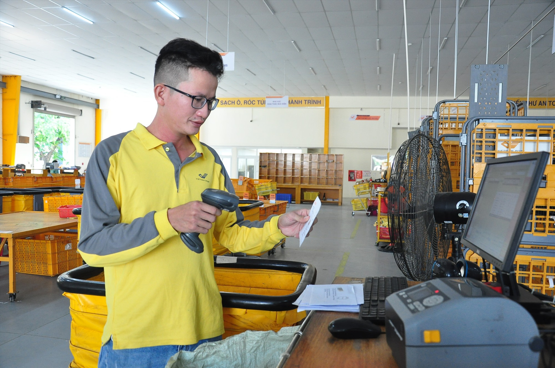 Anh Võ Như Đại đã có gần 7 năm làm việc tại Trung tâm Khai thác vận chuyển (Bưu điện Quảng Nam). Ảnh: V.A