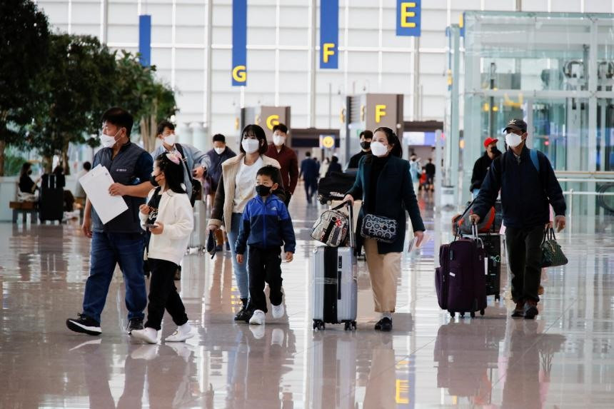 Khách du lịch tại sân bay quốc tế Incheon, Hàn Quốc. Ảnh: Reuters
