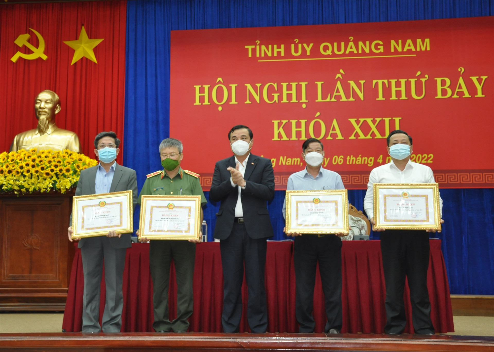 Tại hội nghị Tỉnh ủy lần thứ 7 (khóa XXII), Bí thư Tỉnh ủy Phan Việt Cường trao Bằng khen của Tỉnh ủy cho 4 đảng bộ Hoàn thành xuất sắc nhiệm vụ năm 2021. Ảnh: N.Đ