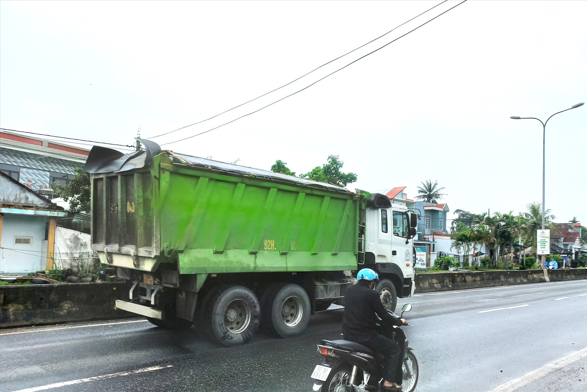 Xe tải chở vật liệu “có ngọn” chạy trên quốc lộ 1 qua địa bàn xã Tam Xuân II (Núi Thành). Ảnh: K.K