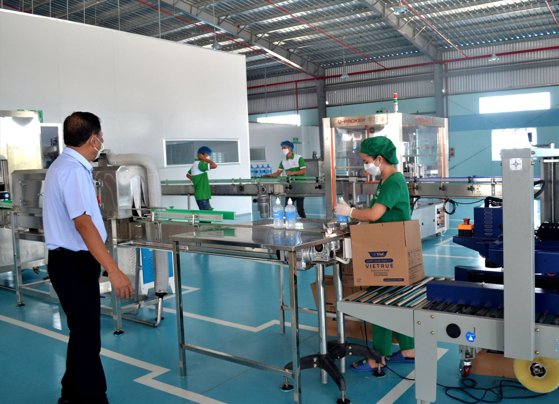 Nhà máy sản xuất trang thiết bị y tế của Công ty TNHH Sản xuất và thương mại Phú Toàn Quảng Nam đã đi vào hoạt động. Ảnh: VIỆT QUANG