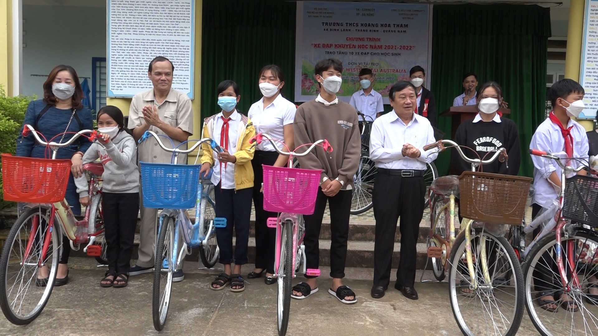 Các đơn vị đã trao 20 chiếc xe đạp cho học sinh nghèo tại Thăng Bình