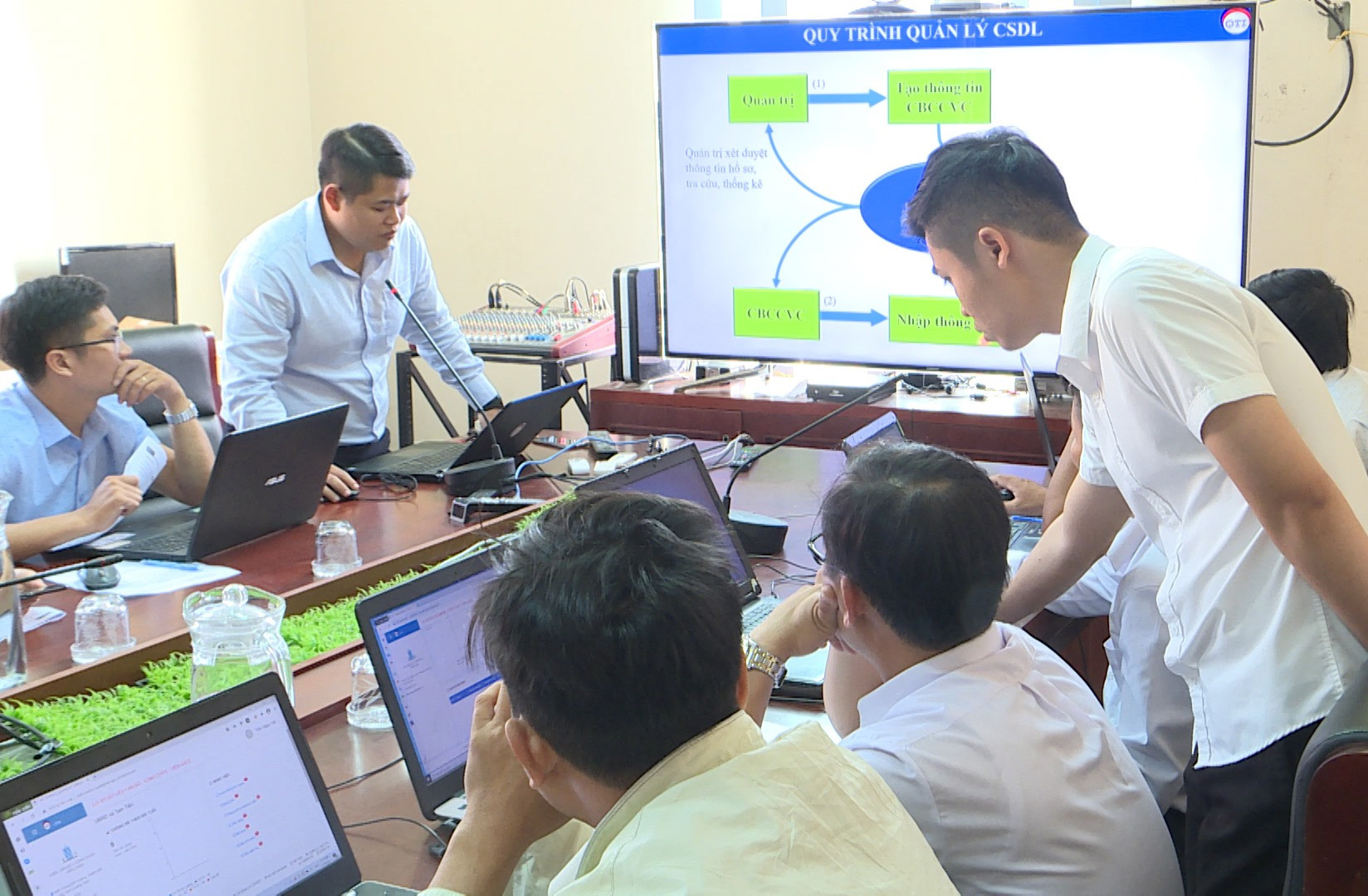 Huyện Núi Thành tổ chức tập huấn hướng dẫn sử dụng phần mềm quản lý cán bộ. Ảnh: VĂN PHIN