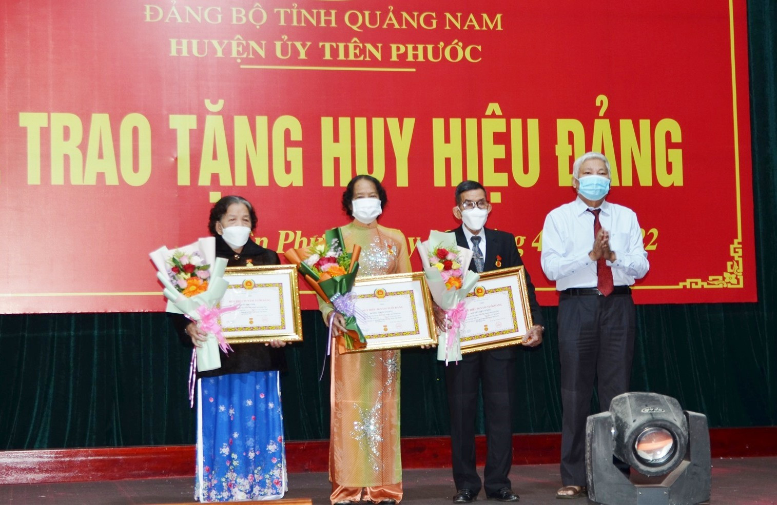 Lãnh đạo huyện Tiên Phước trao Huy hiệu Đảng cho các đảng viên. Ảnh: NGUYỄN HƯNG
