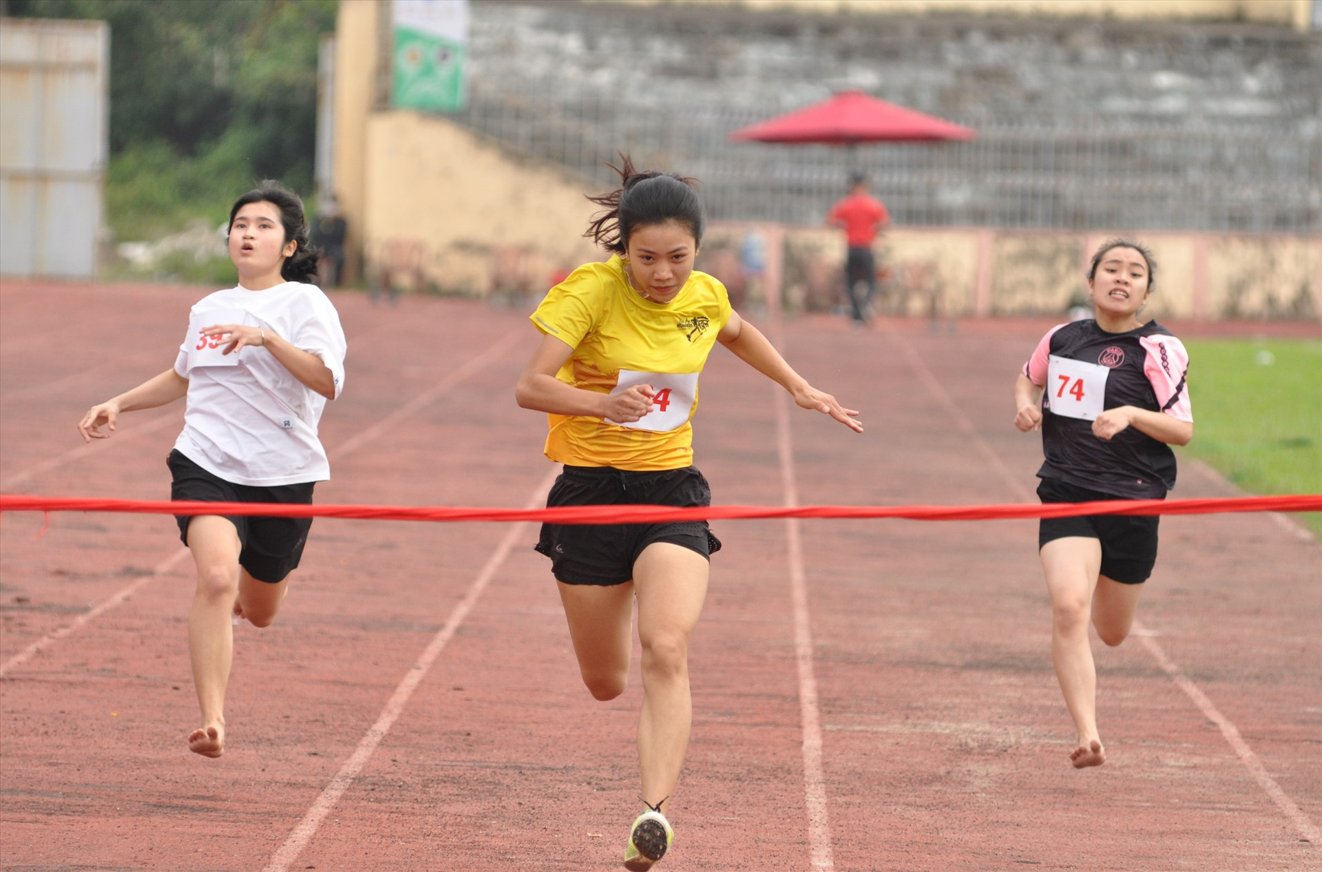 Phạm Thị Nghi Xuân (áo vàng) của Hội An giành HCV nội dung 100m nữ. Ảnh: T.V