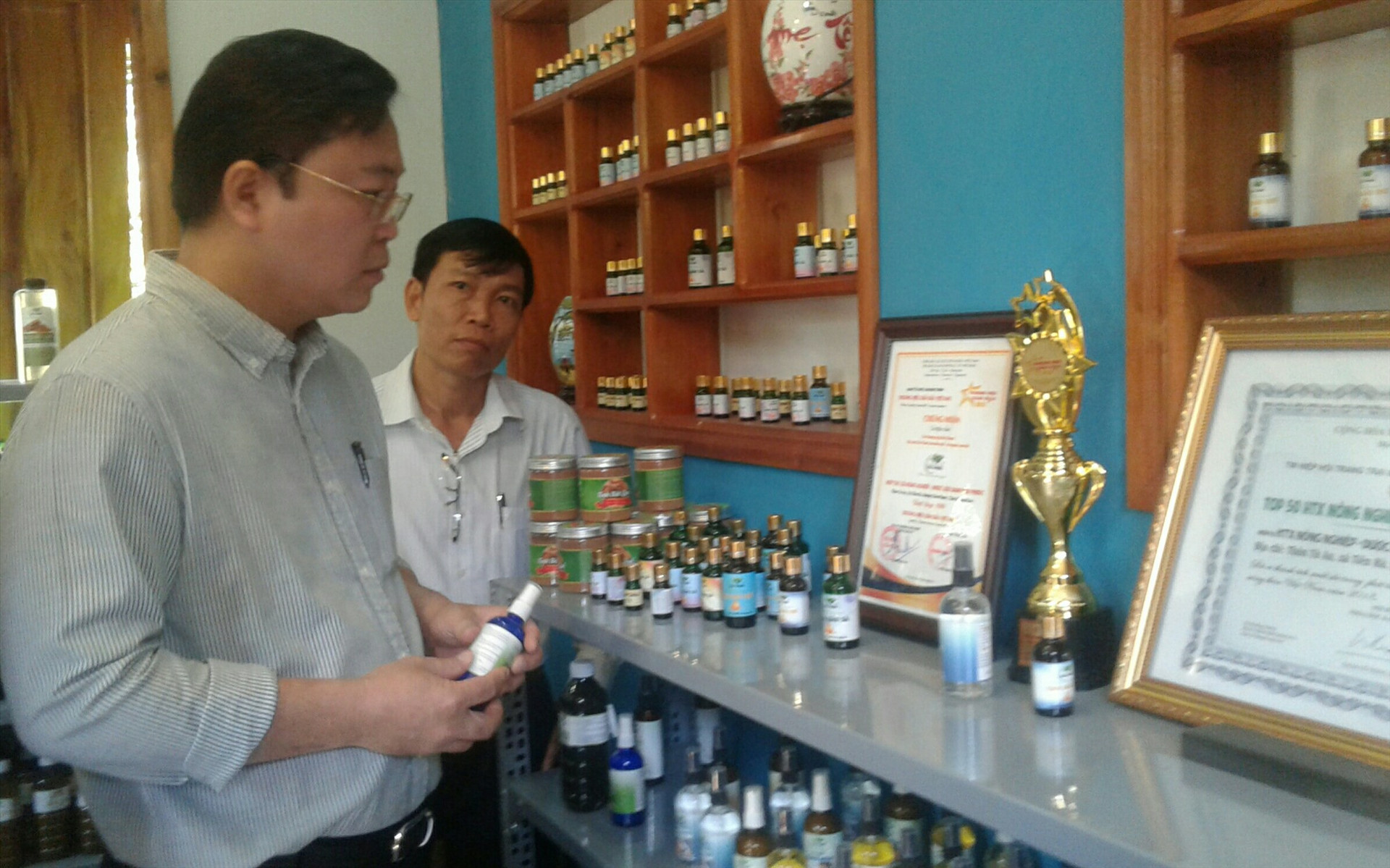 Chủ tịch UBND tỉnh Lê Trí Thanh thăm gian trưng bày sản phẩm của HTX Nông dược xanh Tiên Phước.   Ảnh: N.S
