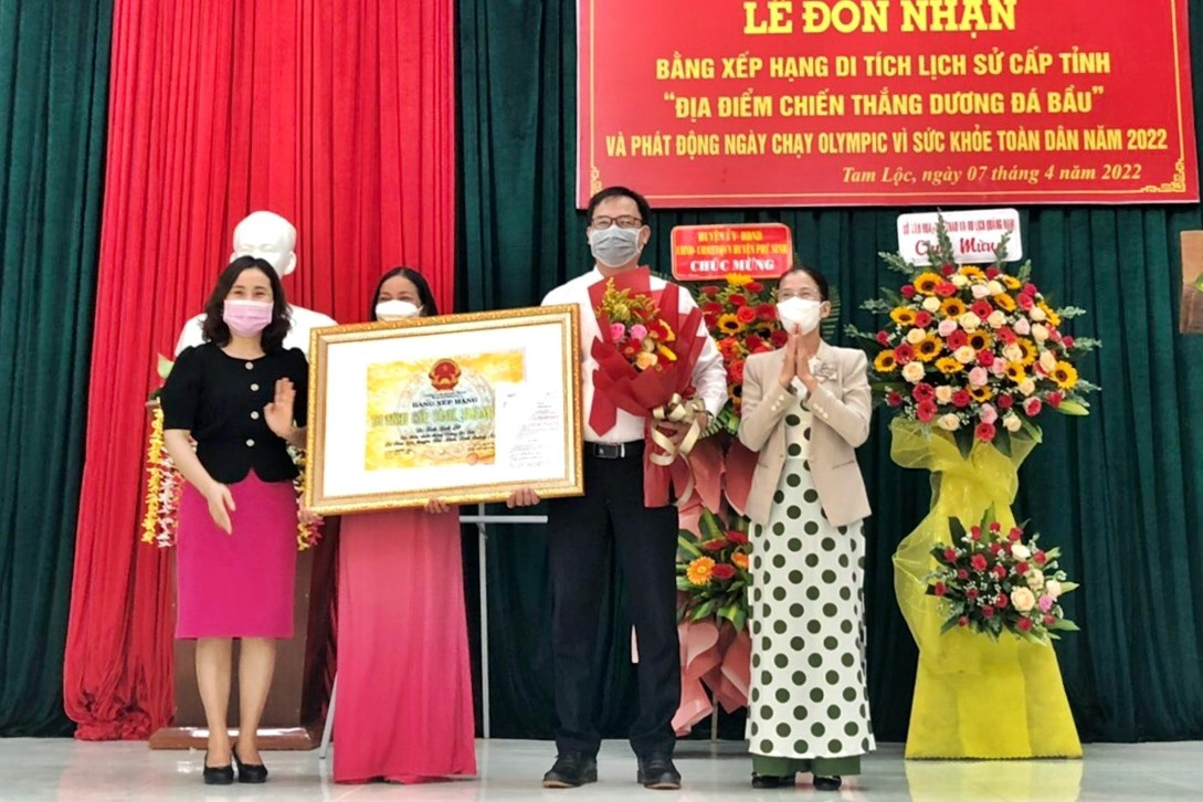 UBND xã Tam Lộc đón nhận bằng di tích lịch sử cấp tỉnh Địa điểm chiến thắng Dương Đá Bầu. Ảnh: Đ.C