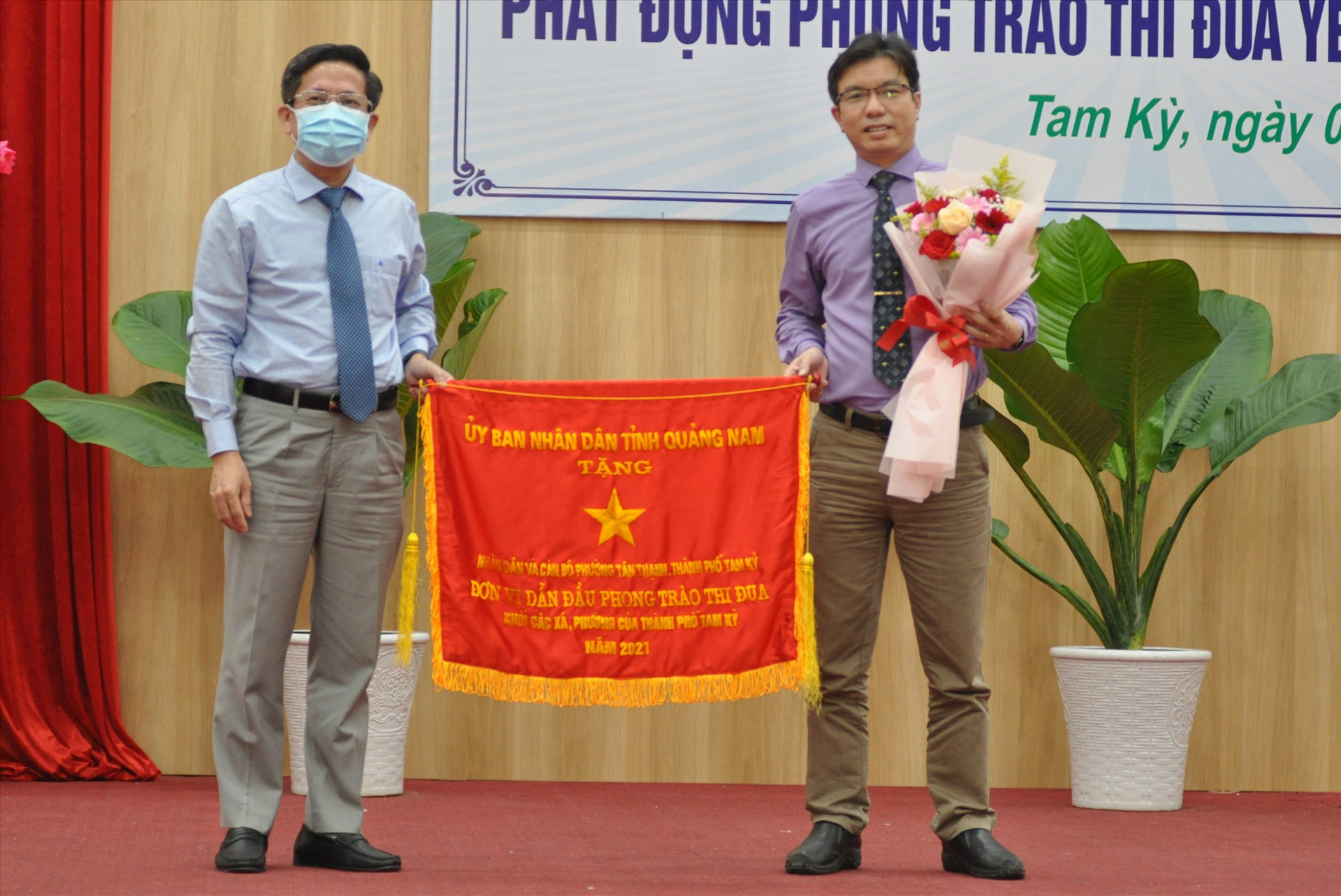 Thừa ủy nhiệm của UBND tỉnh, lãnh đạo TPTam Kỳ tặng cờ thi đua của UBND tỉnh cho đại diện phường Tân Thạnh. Ảnh: X.P