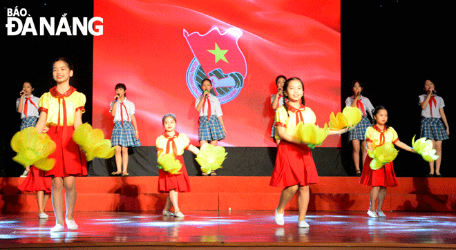 Các em nhỏ Cung Thiếu nhi biểu diễn ca khúc “Tiến bước dưới lá cờ Đoàn” của nhạc sĩ Nguyễn Nhẫn - một ca khúc trong tuyển tập “Đà Nẵng trong tim em”. Ảnh: XUÂN DŨNG
