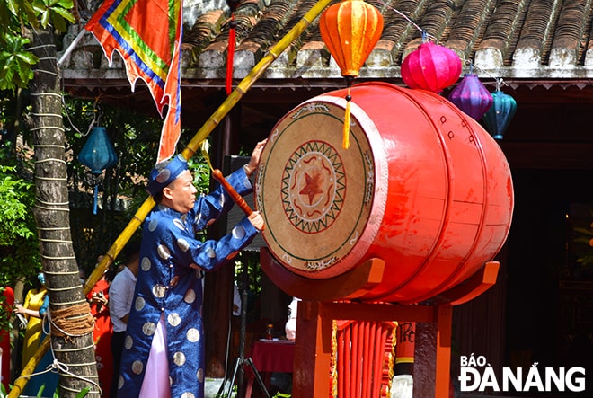 Chủ tịch UBND quận Hải Châu Lê Tự Gia Thạnh đánh trống khai mạc lễ hội đình làng Hải Châu năm 2022.