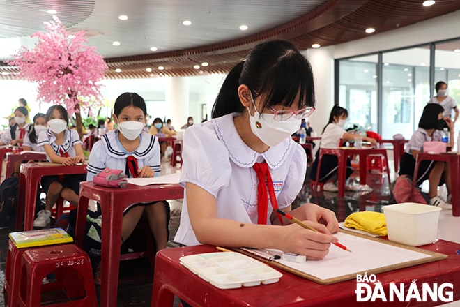 Các em học sinh tham gia hội thi vẽ tranh 