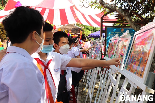 Các em học sinh trên địa bàn quận đến tham quan, tìm hiểu vễ lễ hội đình làng Hải Châu.