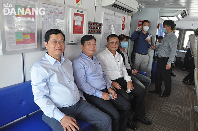 Phó Chủ tịch UBND thành phố Trần Phước Sơn (ngoài cùng bên trái) tham gia chuyến đi . Ảnh: THÀNH LÂN - VĂN HOÀNG