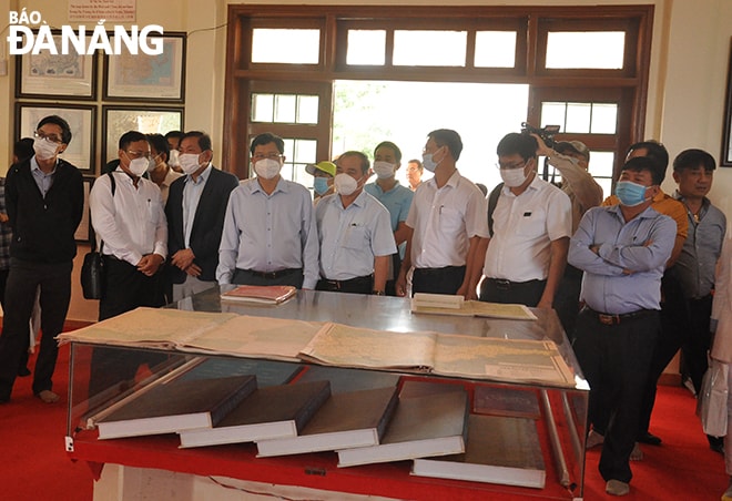 Đoàn đại biểu tham quan Bảo tàng Hoàng Sa Bắc Hải trên đảo Lý Sơn. Ảnh: THÀNH LÂN - VĂN HOÀNG