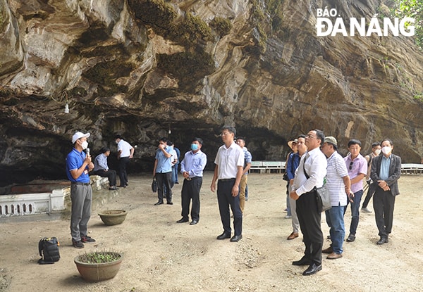 Tham quan chùa Hang tại Lý Sơn. Ảnh: THÀNH LÂN - VĂN HOÀNG