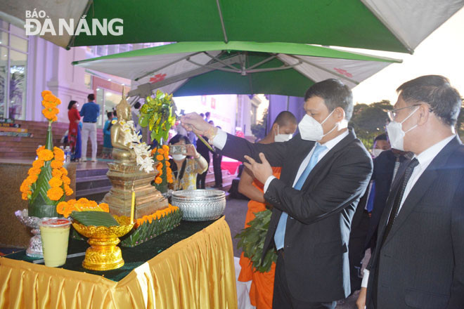 Phó Chủ tịch Thường trực UBND thành phố Hồ Kỳ Minh thực hiện nghi lễ Tắm Phật tại Lễ hội Tết Bun-pi-may Lào Phật lịch năm 2565. Ảnh: LÊ VĂN THƠM