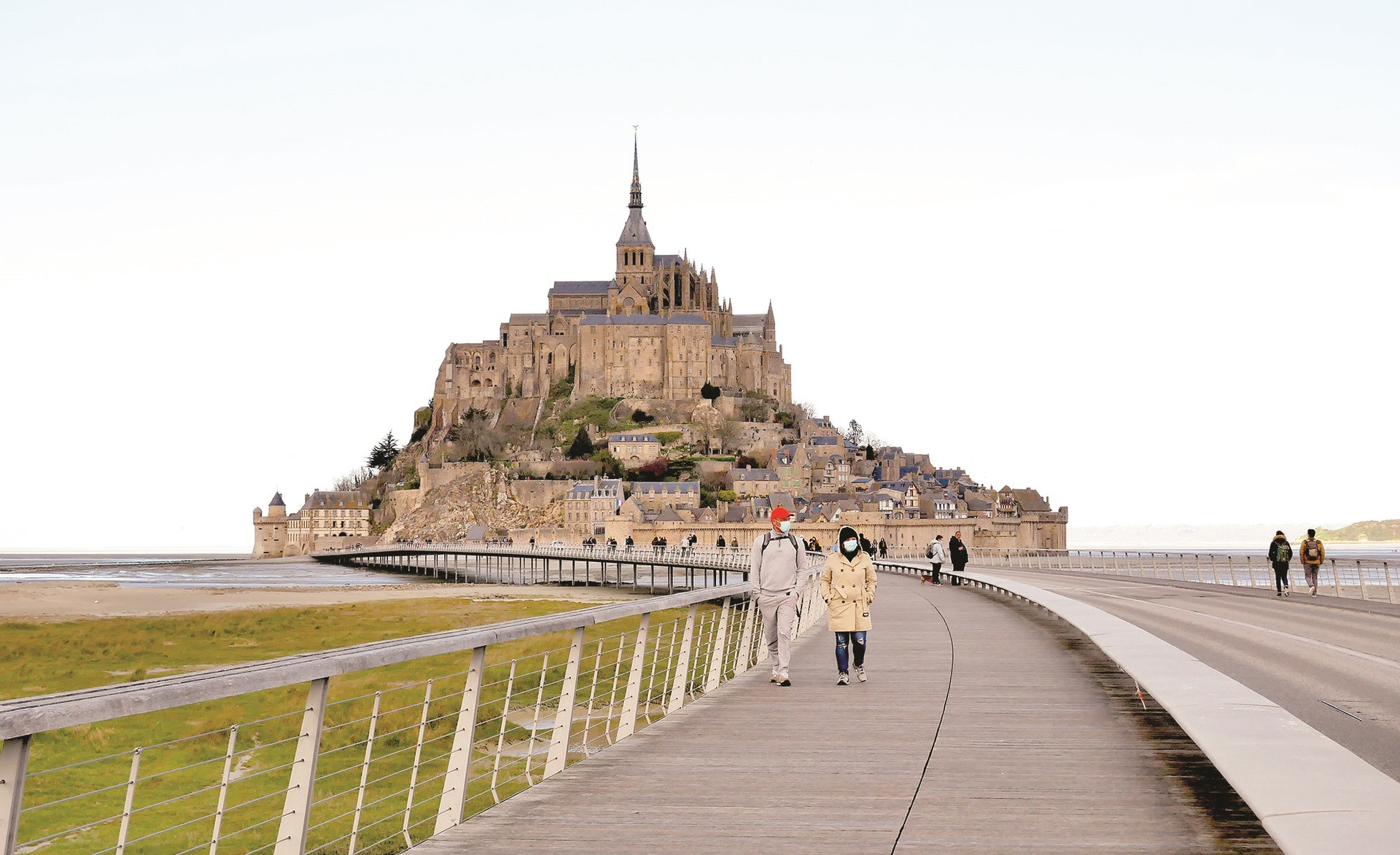 Nhiều du khách chọn đi bộ dọc con đường vào điểm du lịch Mont-Sant-Michel.