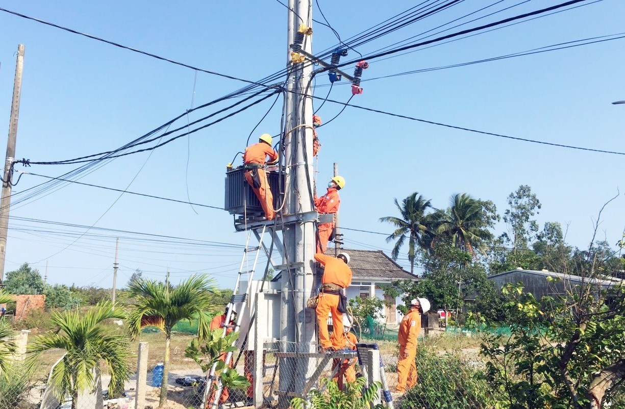 PC Quảng Nam đẩy nhanh tiến độ xây dựng, cải tạo lưới điện trước dịp nghỉ Lễ. Ảnh: Bùi Hiếu