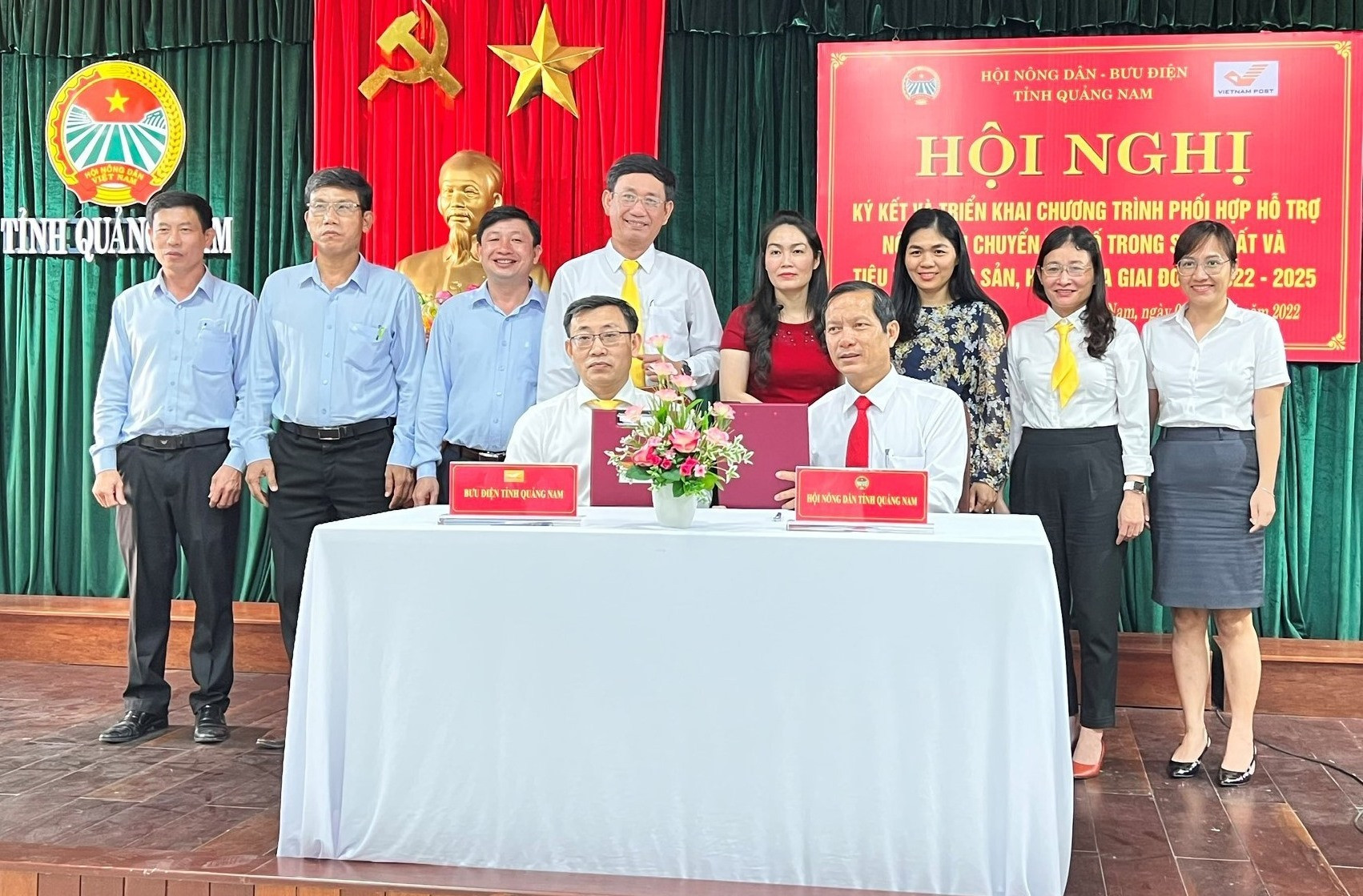 Hội Nông dân tỉnh và Bưu điện Quảng Nam vừa ký kết triển khai chương trình phối hợp