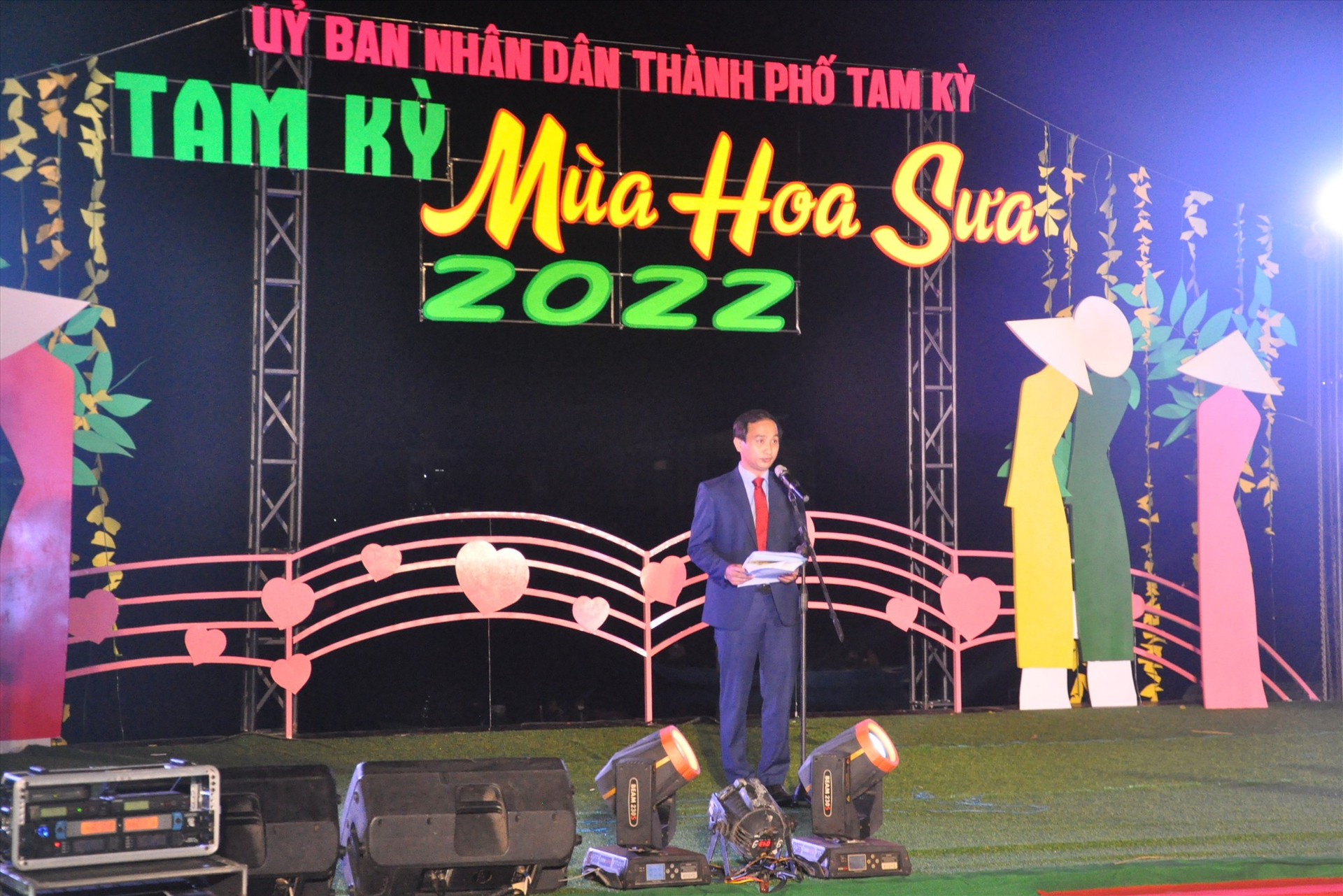 Phó Chủ tịch UBND TP.Tam Kỳ Nguyễn Hồng Lai phát biểu khai mạc lễ hội. Ảnh: X.P