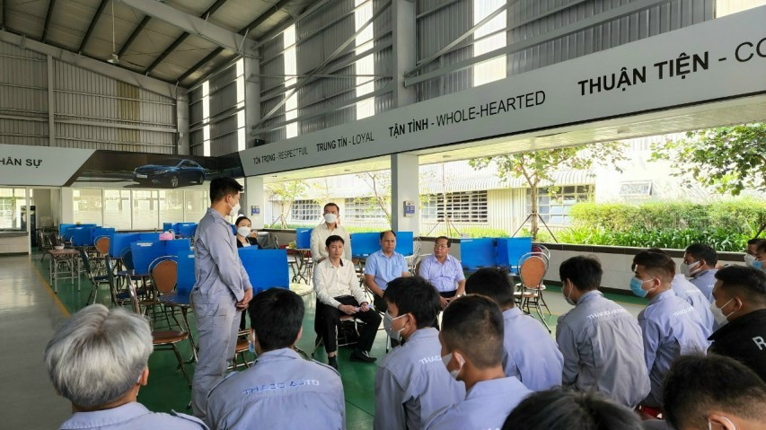 Lãnh đạo huyện Tây Giang thăm hỏi, động viên người lao động đang học nghề, làm việc tại Thaco. Ảnh: CLÂU HOÀI