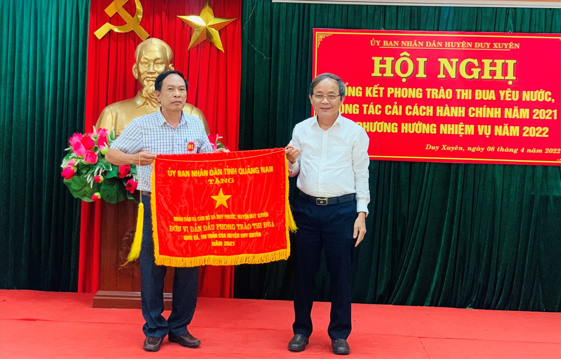 Ông Phan Xuân Cảnh – Chủ tịch UBND huyện Duy Xuyên tặng Cờ thi đua xuất sắc của UBND tỉnh cho xã Duy Phước.  Ảnh: N.T