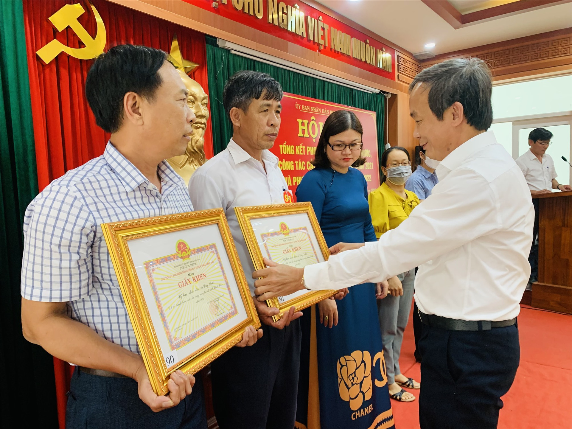 Lãnh đạo UBND huyện Duy Xuyên tặng giấy khen các đơn vị dẫn đầu trong công tác cải cách hành chính.  Ảnh: N.T
