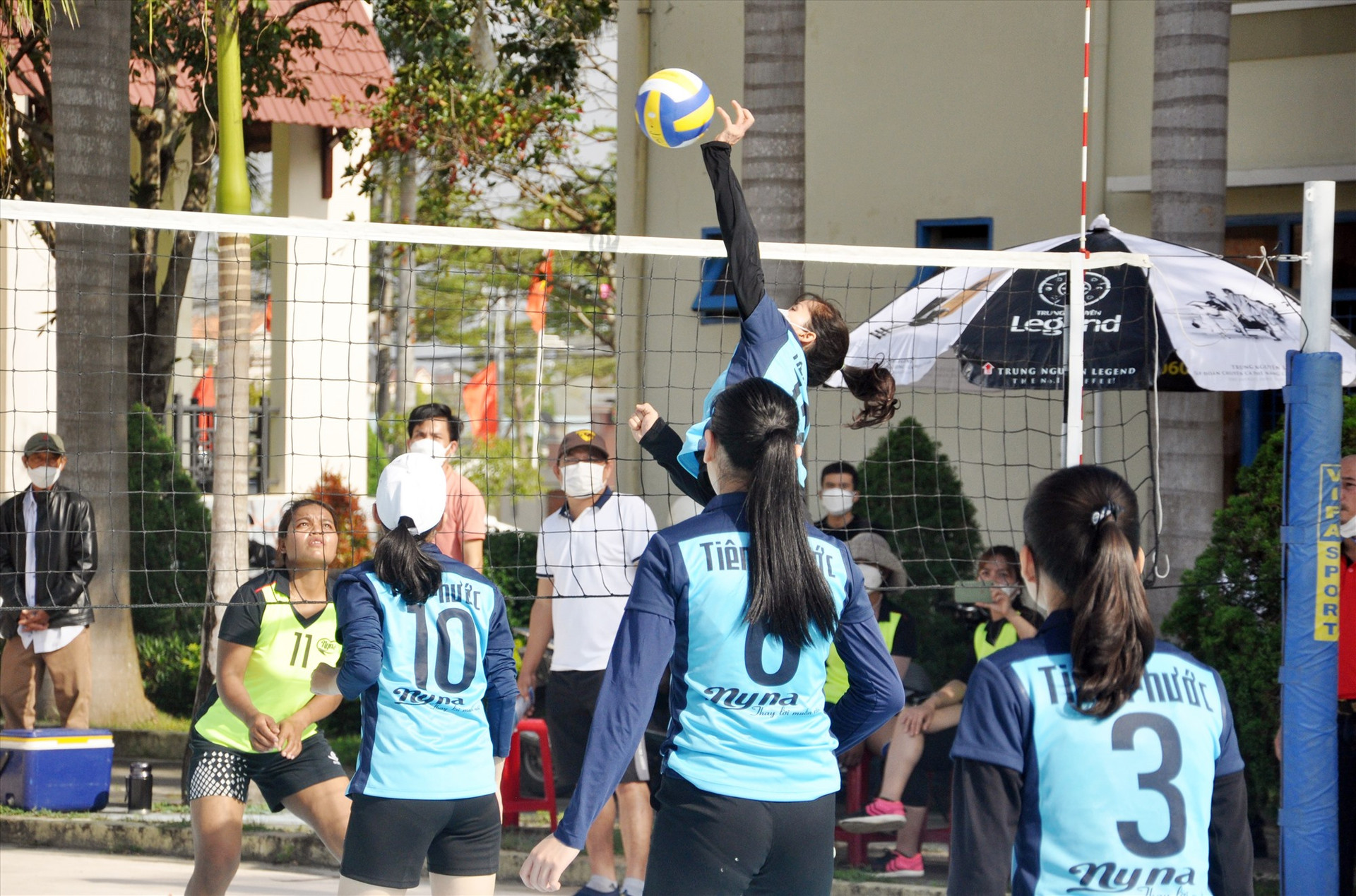 Đội bóng chuyền nữ Tiên Phước thi đấu ấn tượng tại giải bóng chuyền nữ vô địch tỉnh và lọt vào đến bán kết. Ảnh: A.NHI