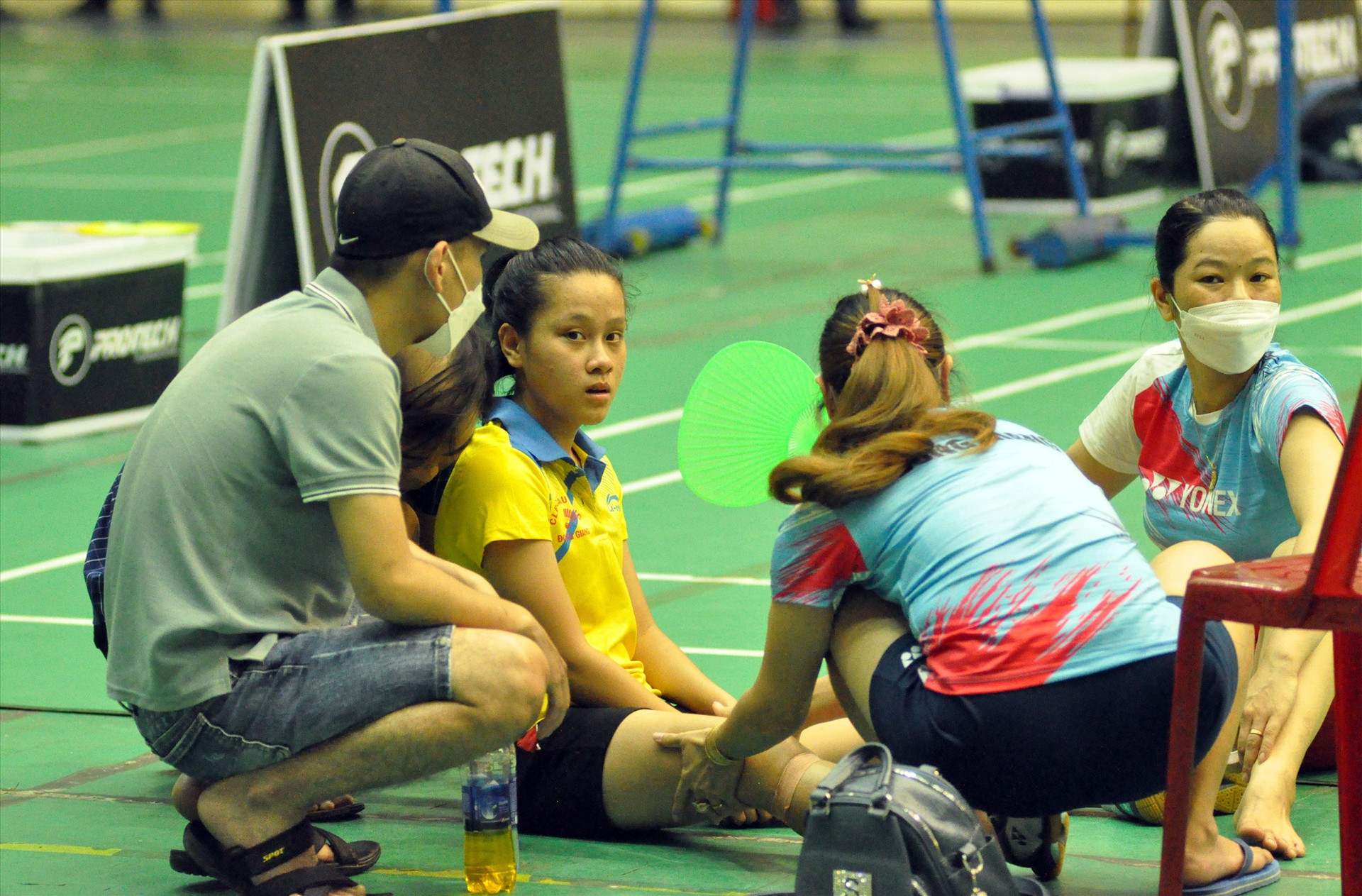 Tay vợt trẻ Lê Thị Khánh Vi (Đông Giang) được các cô chú đồng đội chăm sóc trong trận chung kết đơn nữ. Ảnh: A.NHI