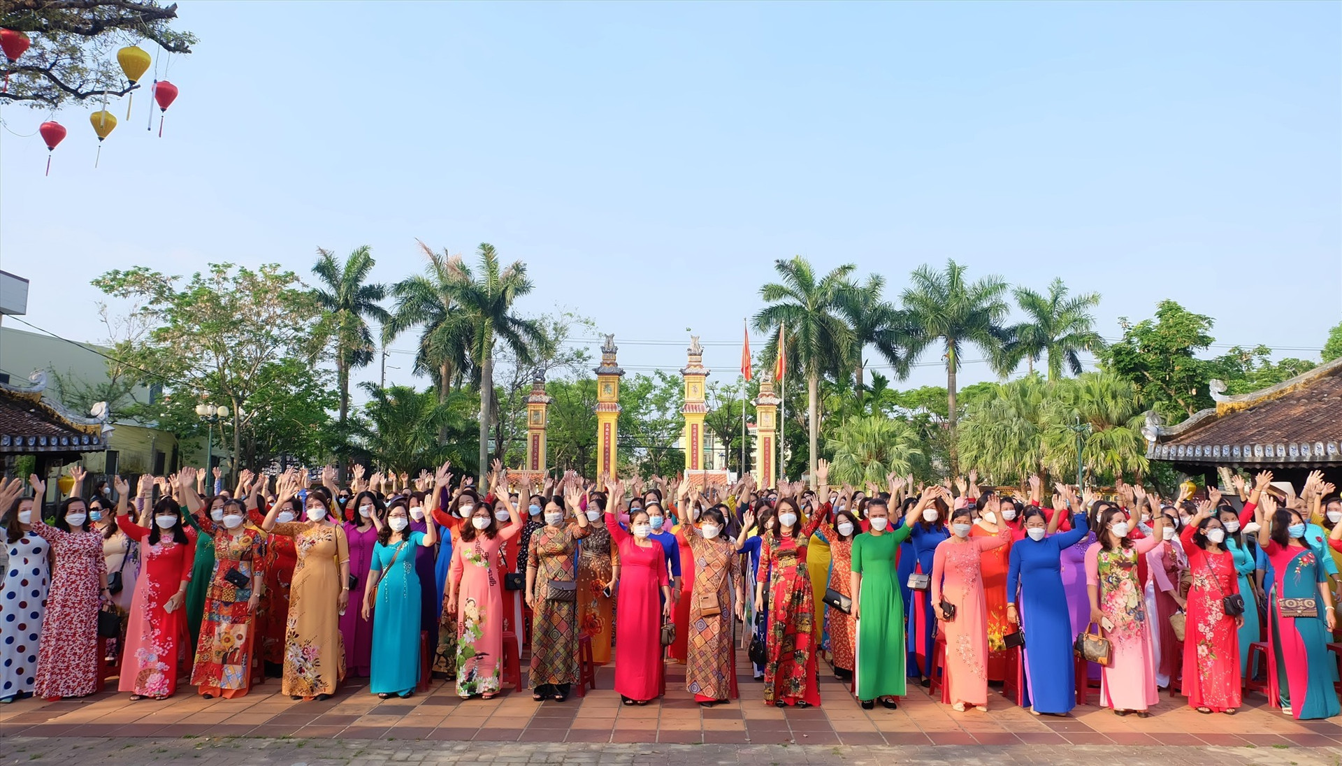 Hơn 200 chị phụ nữ tham gia phát động chương trình “Phụ nữ Tam Kỳ - duyên dáng áo dài mùa hoa sưa” tại di tích Văn Thánh Khổng Miếu. Ảnh: M.L