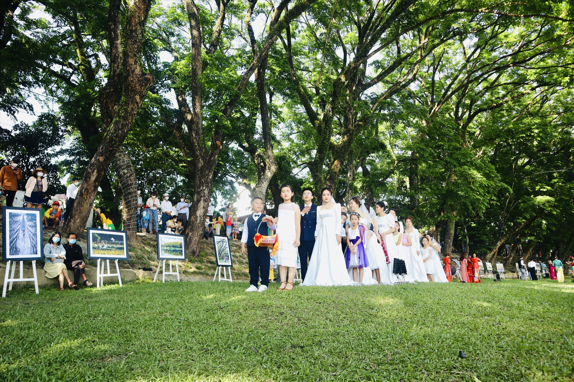 Bảy cặp đôi tham dự chương trình tại Vườn Cừa, làng Hương Trà. Ảnh: Q.T