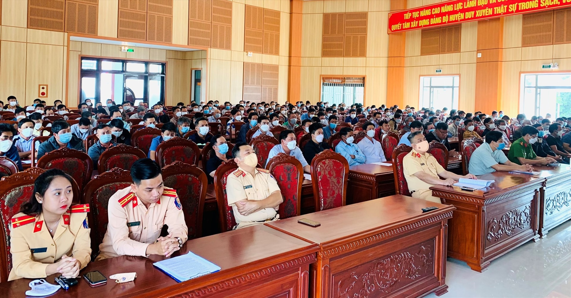 Đông đảo chủ phương tiện vận tải tham dự hội nghị tuyên truyền trật tự an toàn giao thông .  Ảnh: T.L