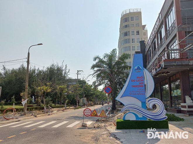 Cả khu phố hiện đang là công trường với nhiều hướng thi công khẩn trương nhằm sớm đưa vào khai thác. Ảnh: TRIỆU TÙNG