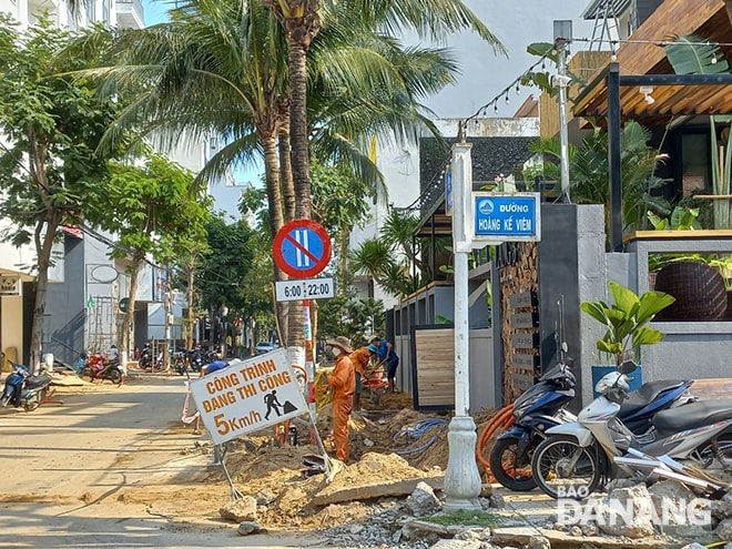 Thi công hạ ngầm cáp điện tại Khu phố du lịch An Thượng. Ảnh: TRIỆU TÙNG