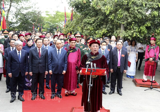 Chủ tịch UBND tỉnh Bùi Văn Quang, Chủ lễ Giỗ Tổ Hùng Vương năm Nhâm Dần - 2022 kính cẩn đọc Chúc văn tưởng niệm các Vua Hùng