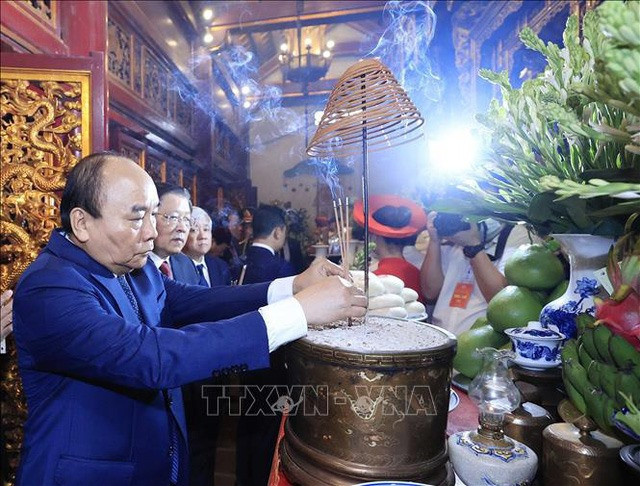 Chủ tịch nước dâng hương tưởng niệm các Vua Hùng tại Khu Di tích lịch sử Quốc gia đặc biệt Đền Hùng