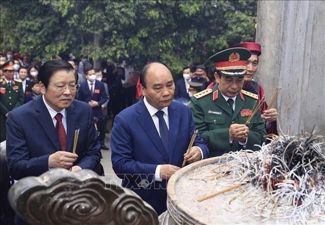 Chủ tịch nước Nguyễn Xuân Phúc dâng hương tưởng nhớ các Vua Hùng tại Đền Thượng