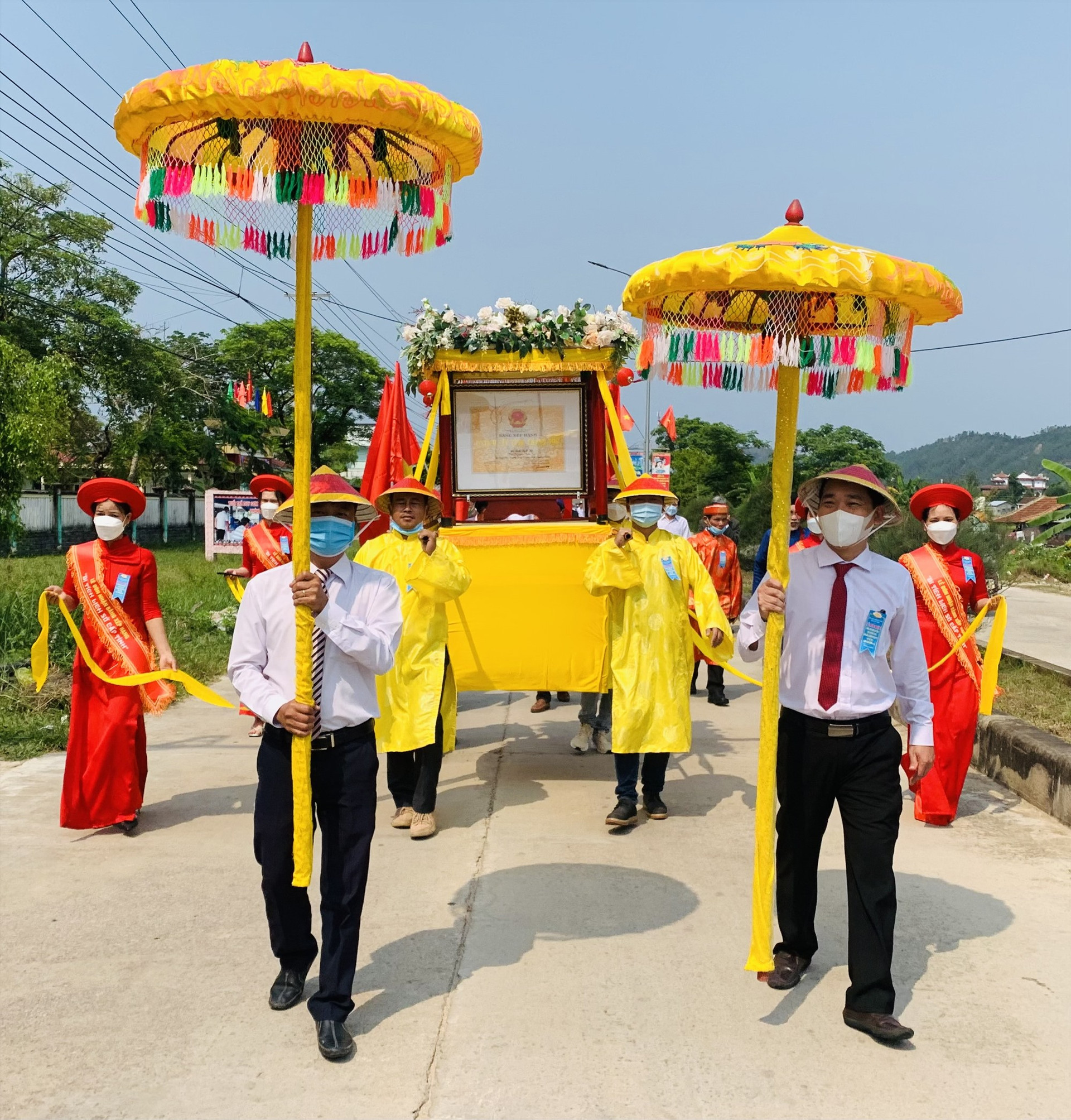 Con cháu tộc Nguyễn Phước tổ chức lễ rước bằng về nhà thờ.  Ảnh: N.T