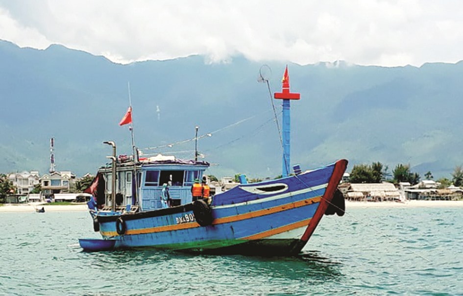 Tàu giã đánh cá xa bờ được đóng ở Đà Nẵng nay, mũi thuyền là trụ, đáy sống nhọn.