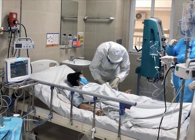 Điều trị bệnh nhân COVID-19 nặng. Ảnh: TTXVN