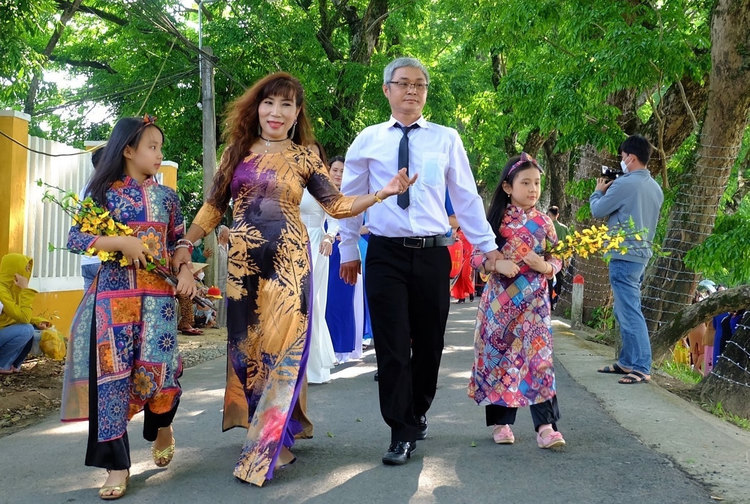 Visitors to Huong Tra village felt very impressed by the beauty of the ancient padauk garden reflecting itself by the river, and especially the gracefulness of the women in Ao dai.