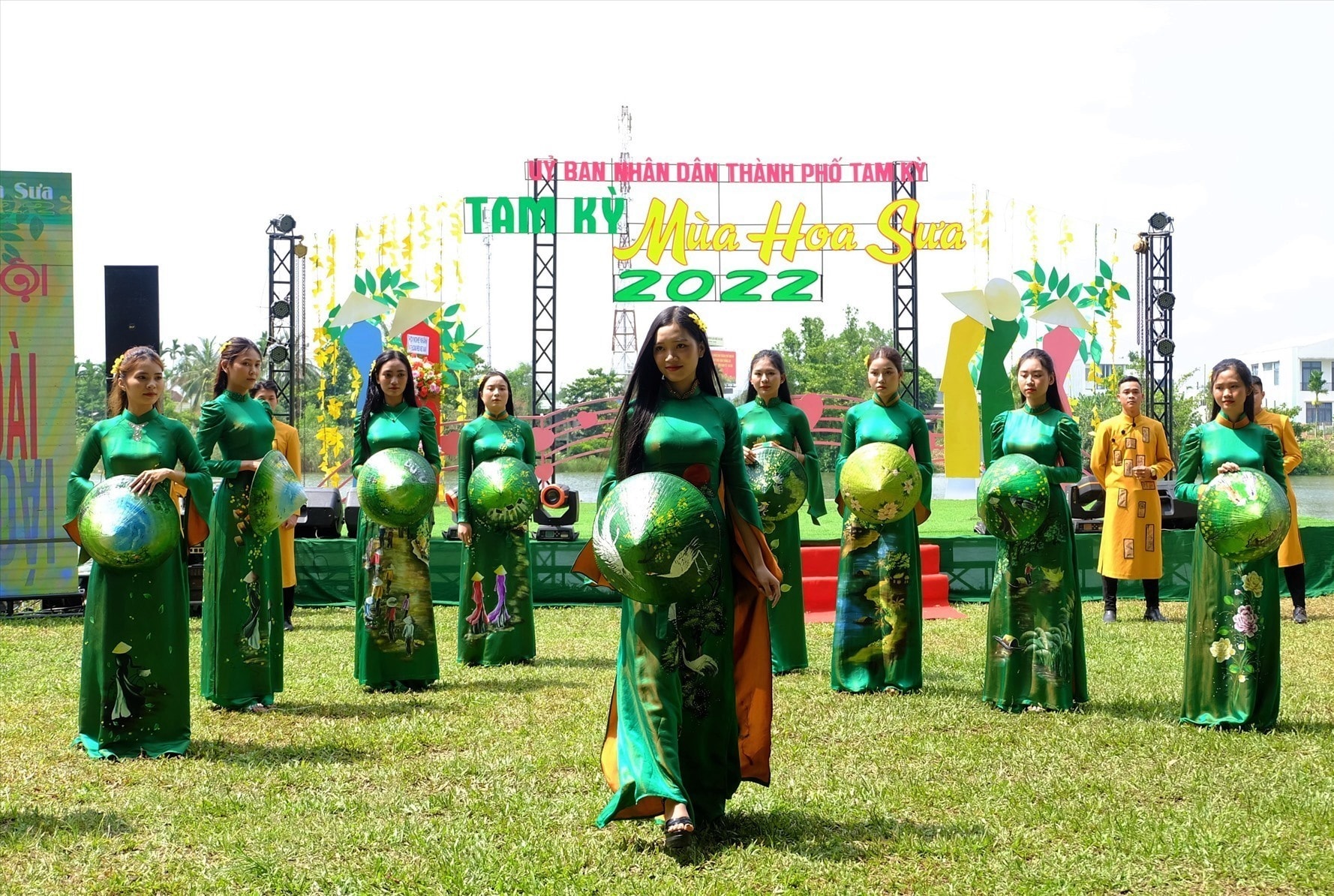 The Ao dai performance was aimed at honouring the beauty of the Vietnamese traditional Ao dai, contributing to the promotion of this eco-tourist destination, and furthering the movement for Tam Ky women’s nice gestures and civilized life.