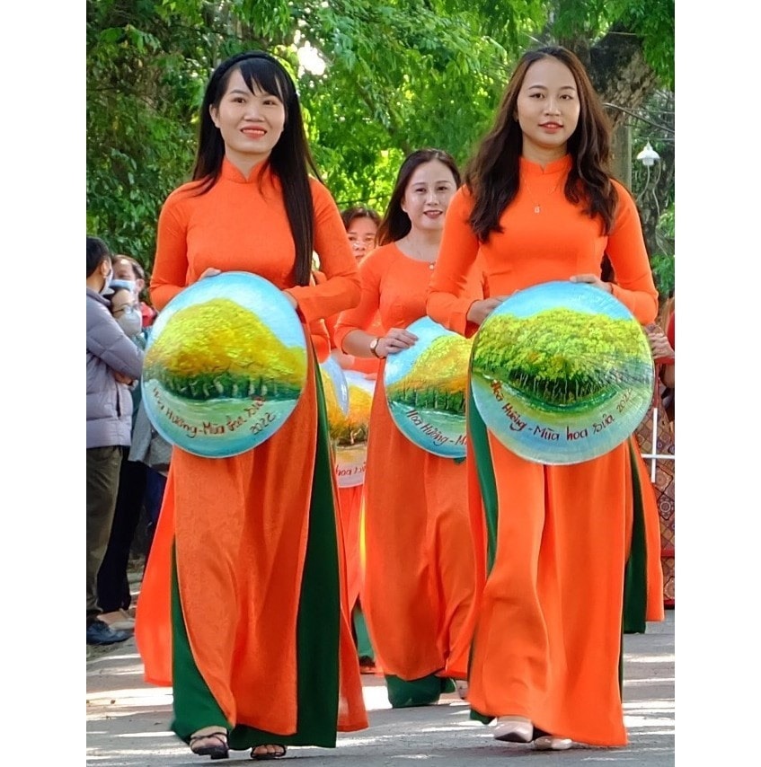 The performance was hoped to partly spread the beauties of Vietnamese traditional costume- Ao dai, encourage women to use Ao dai frequently, especially in festival and important event.