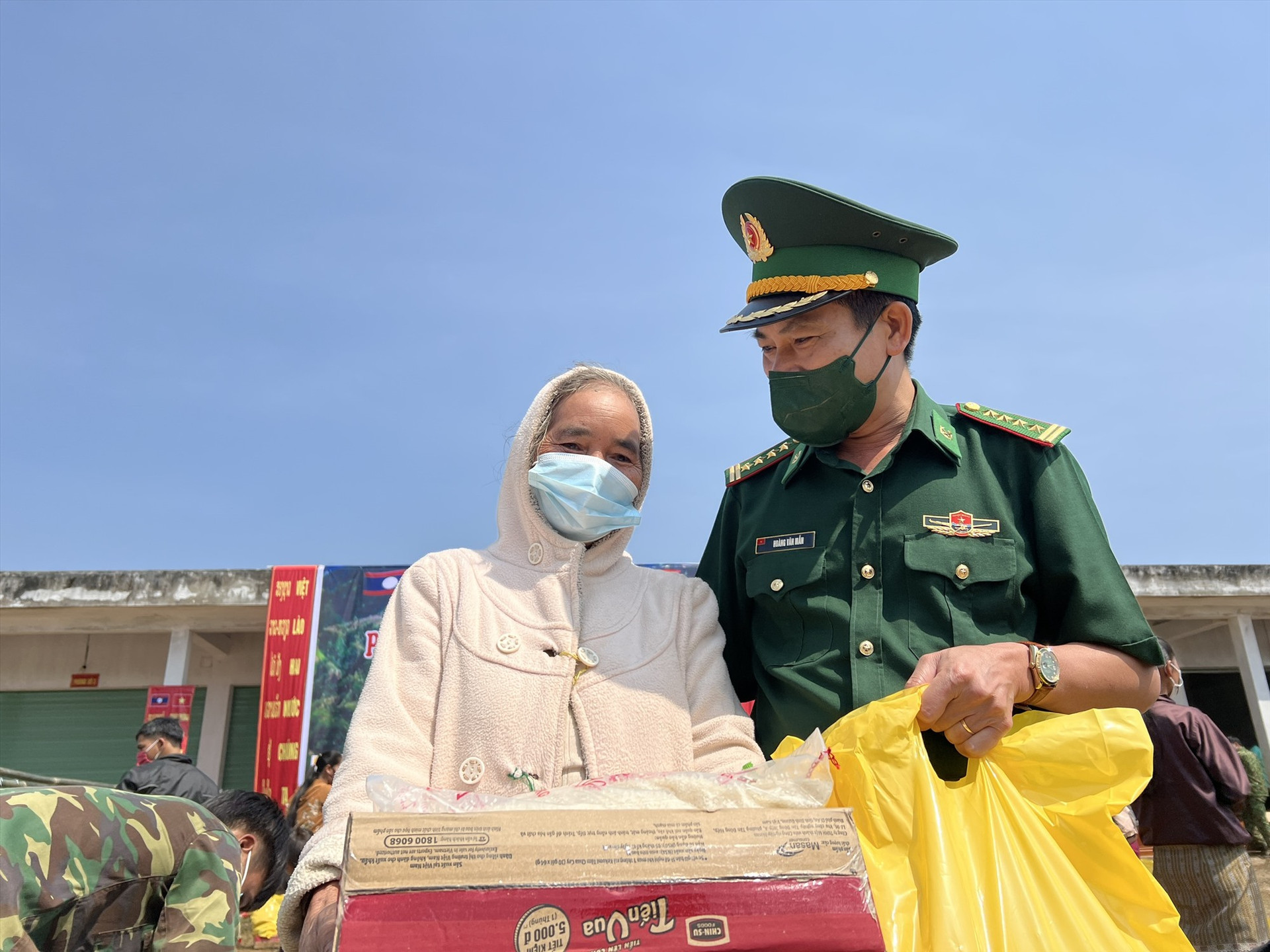 Đại tá Hoàng Văn Mẫn - Chính ủy Bộ Chỉ huy Bộ đội Biên phòng Quảng Nam tặng quà cho bà con Lào.