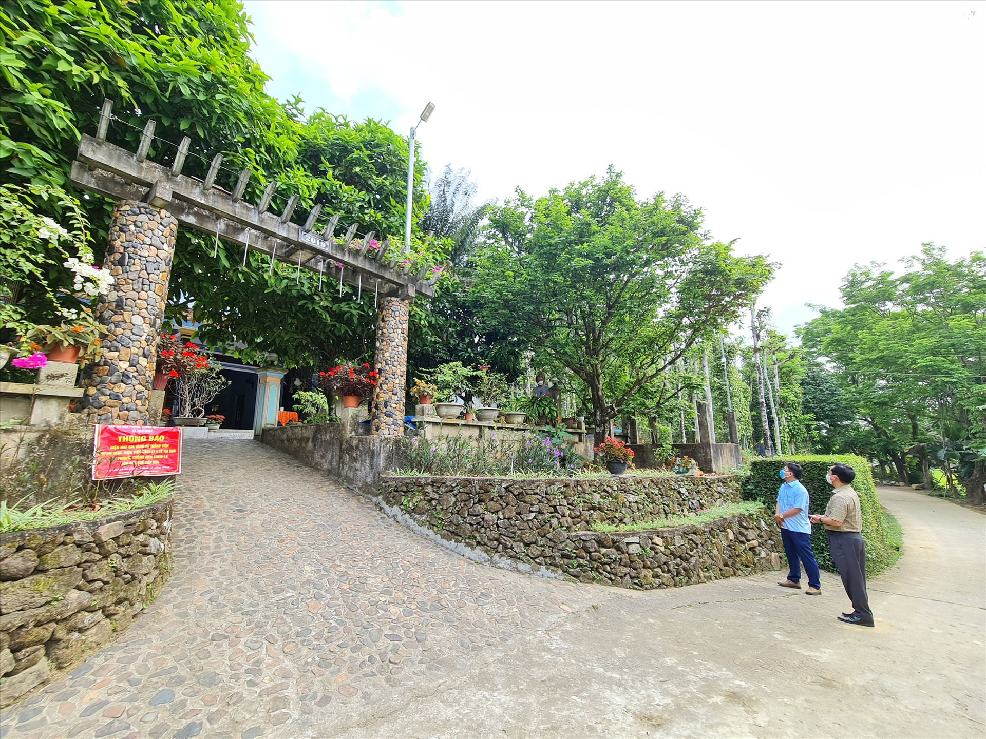 Cổng ngõ được ông Nguyễn Hoàng Thao (thôn